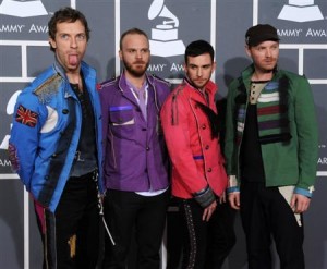 Coldplay homenageando Sgt. Peppers dos Beatles com suas roupas.