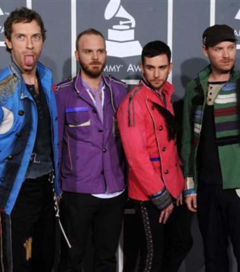 Coldplay homenageando Sgt. Peppers dos Beatles com suas roupas.