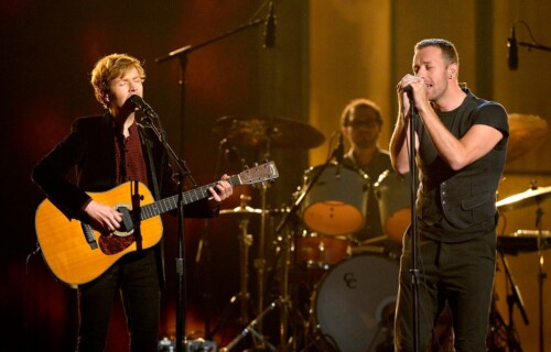 Chris Martin e Beck no Grammy 2015.  Kevork Djansezian / Getty Imagens North America