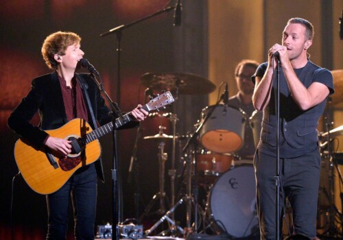 Chris Martin e Beck no Grammy 2015.  Kevork Djansezian / Getty Imagens North America