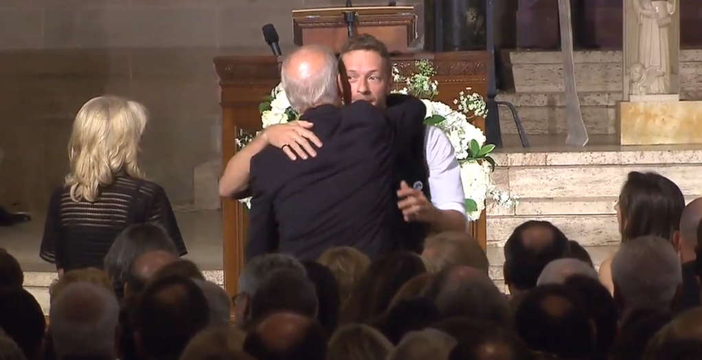 Chris Martin abraça Joe Biden após performance.