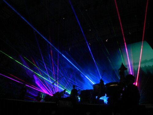 Lasers coloridos em Paradise remix