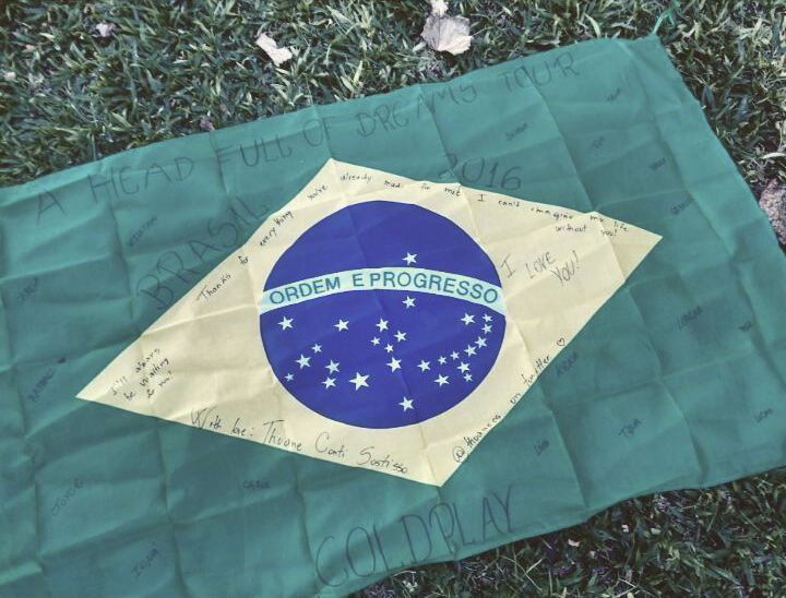 Bandeira que Thuane entregou para a banda