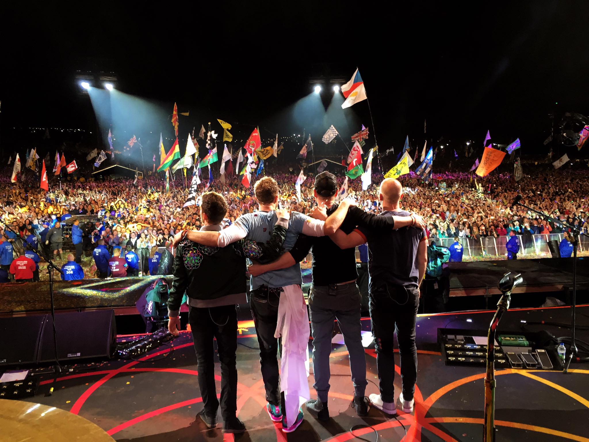 Coldplay faz história no Glastonbury 2016