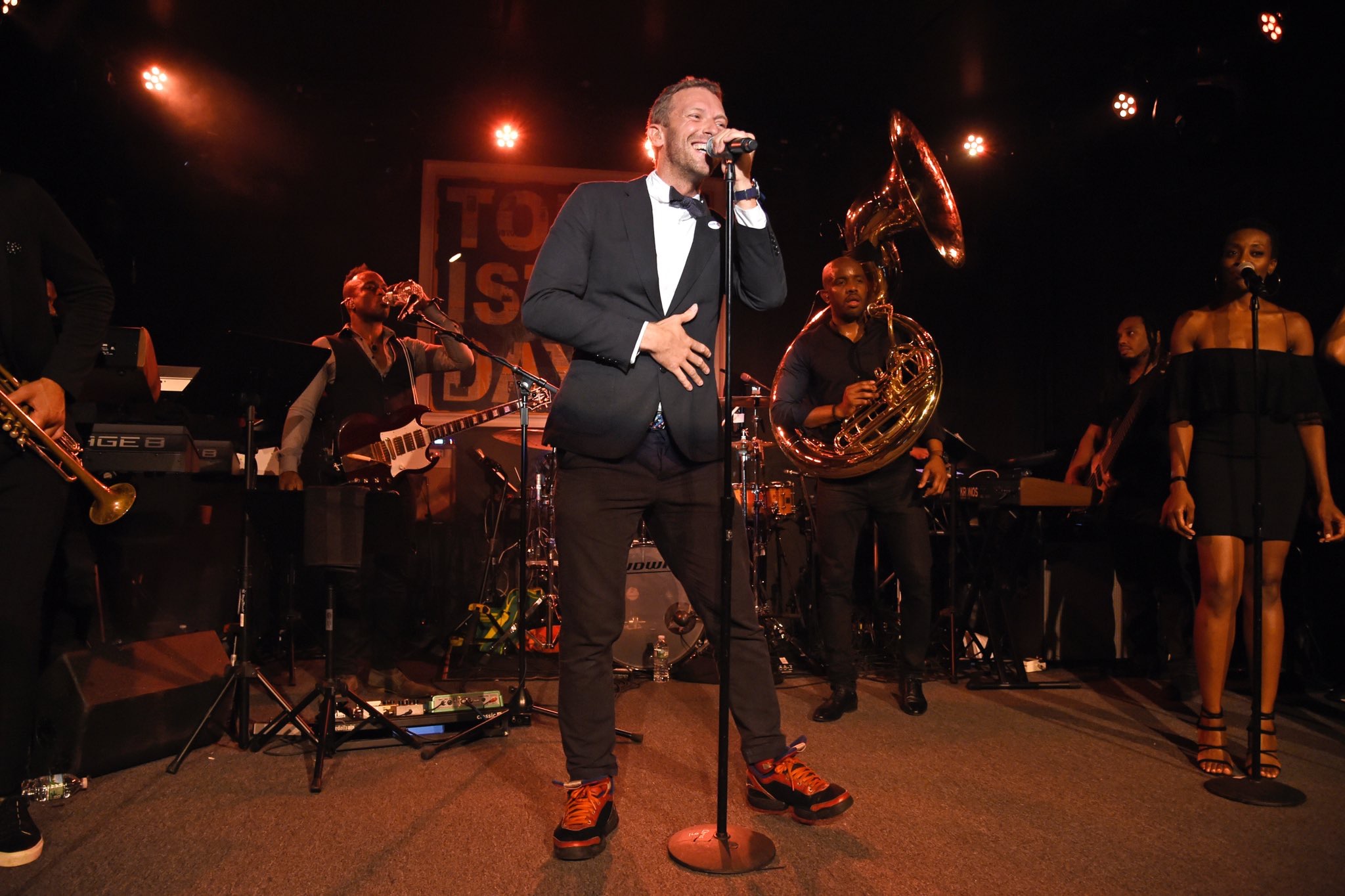 Chris Martin apresenta versão em espanhol do hit “Clocks”